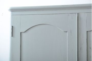 アンティーク家具　アンティークペイント　ガラスの取っ手付きワードローブ