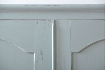 アンティーク家具　アンティークペイント　ガラスの取っ手付きワードローブ