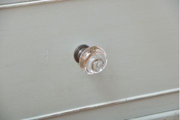 アンティーク家具　アンティークペイント　ガラスの取っ手付きワードローブ