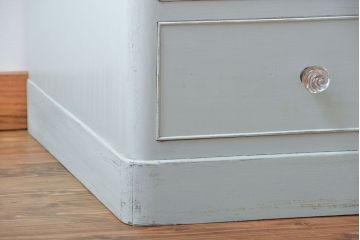アンティーク家具　アンティークペイント　ガラスの取っ手付きワードローブ