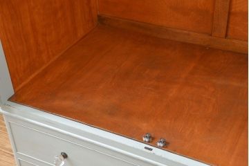アンティーク家具　アンティークペイント　ガラスの取っ手付きワードローブ