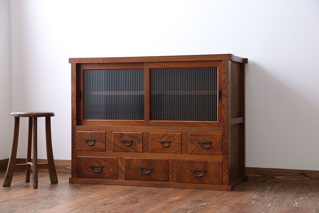 アンティーク家具　7杯引き出し付き　欅材のガラス戸収納棚