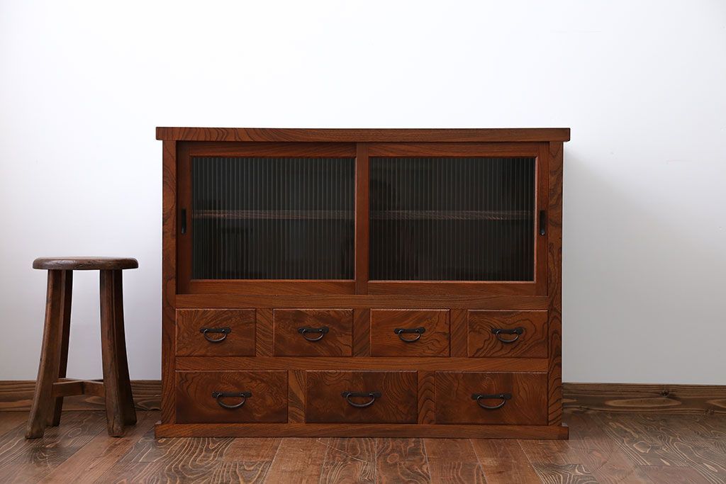 アンティーク家具　7杯引き出し付き　欅材のガラス戸収納棚