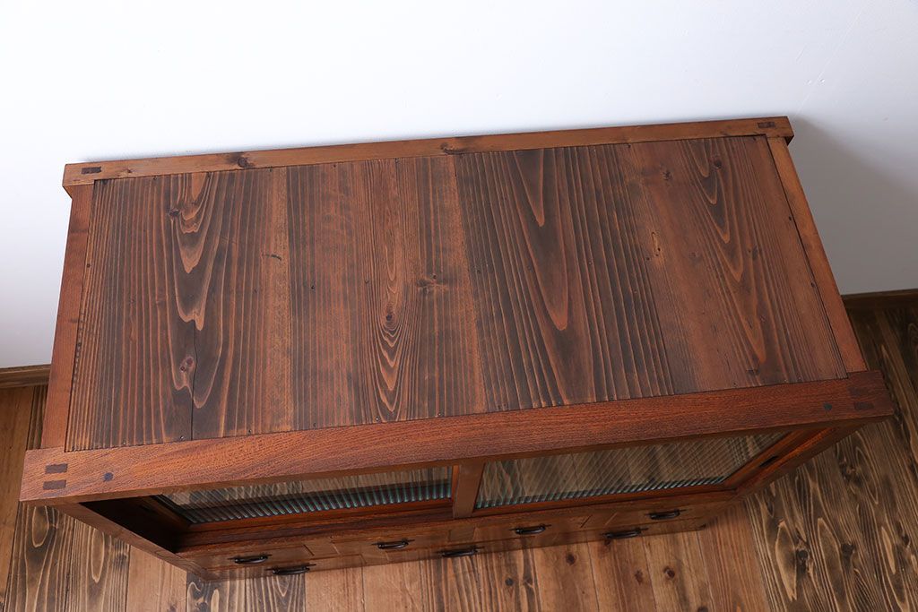 アンティーク家具　7杯引き出し付き　欅材のガラス戸収納棚