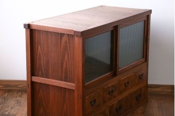 アンティーク家具　7杯引き出し付き　欅材のガラス戸収納棚