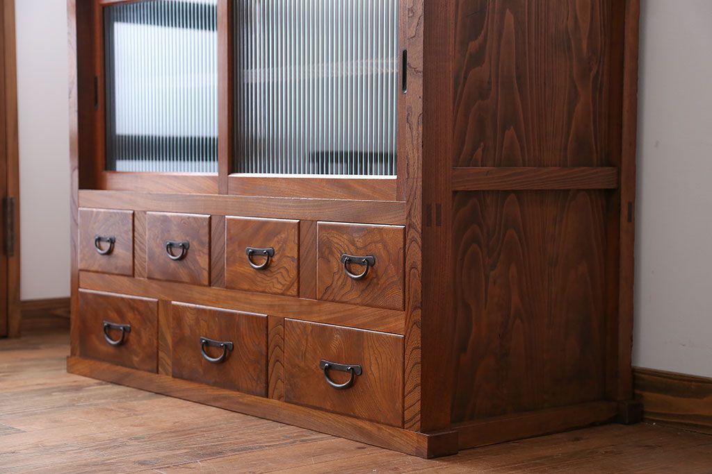 アンティーク家具　7杯引き出し付き　欅材のガラス戸収納棚