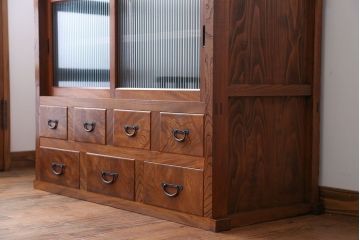 アンティーク家具　7杯引き出し付き　欅材のガラス戸収納棚