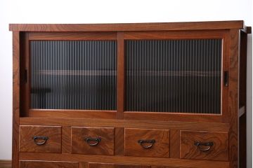 アンティーク家具　7杯引き出し付き　欅材のガラス戸収納棚