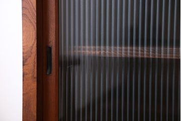 アンティーク家具　7杯引き出し付き　欅材のガラス戸収納棚