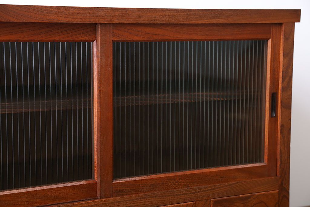 アンティーク家具　7杯引き出し付き　欅材のガラス戸収納棚