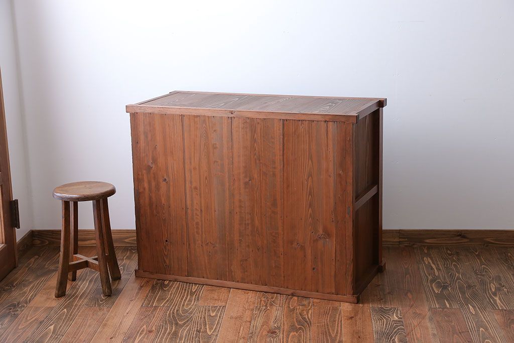 アンティーク家具　7杯引き出し付き　欅材のガラス戸収納棚