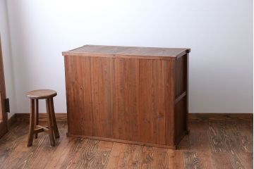 アンティーク家具　7杯引き出し付き　欅材のガラス戸収納棚