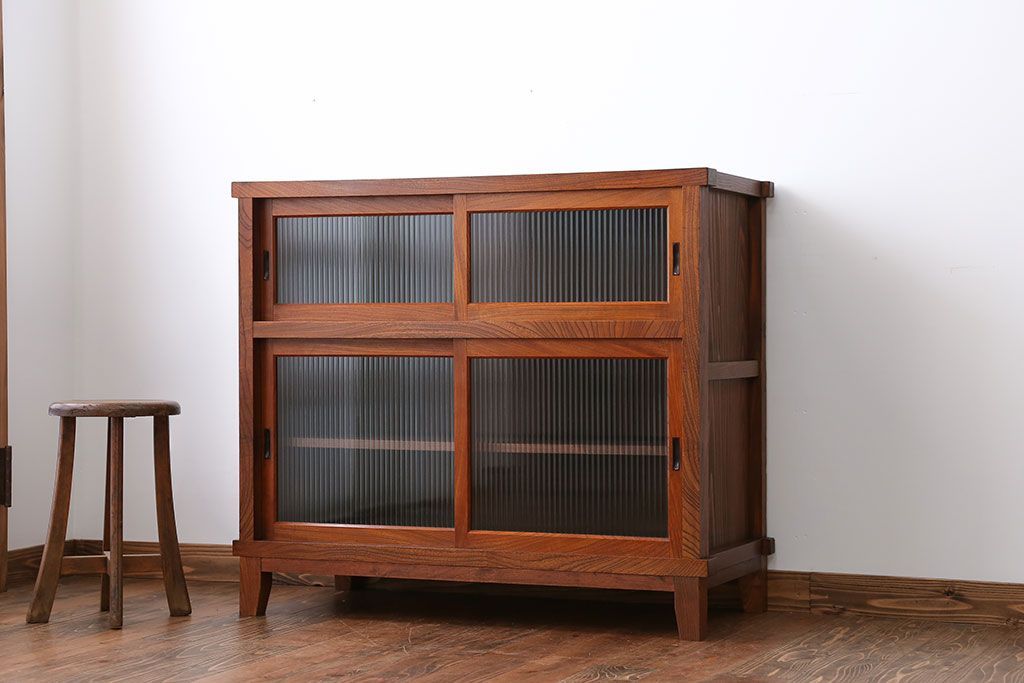 レトロ家具　昭和レトロ　欅材　モールガラス入り脚付き戸棚