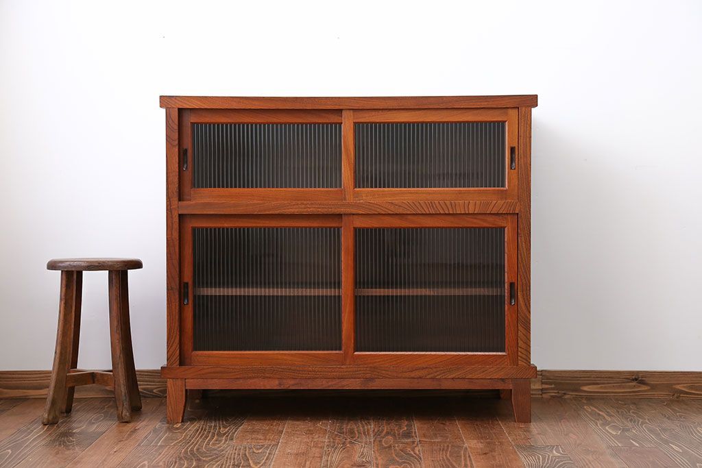 レトロ家具　昭和レトロ　欅材　モールガラス入り脚付き戸棚
