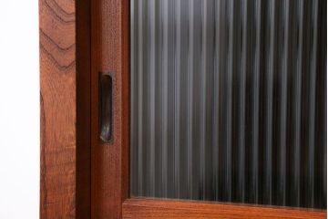 レトロ家具　昭和レトロ　欅材　モールガラス入り脚付き戸棚