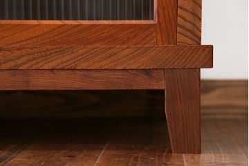 レトロ家具　昭和レトロ　欅材　モールガラス入り脚付き戸棚