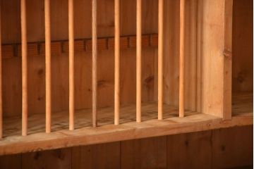 アンティーク家具　イギリスアンティーク　パイン材の壁掛けキャビネット