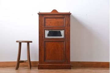 アンティーク家具　イギリスアンティーク　マホガニー材　小振りなキャビネット