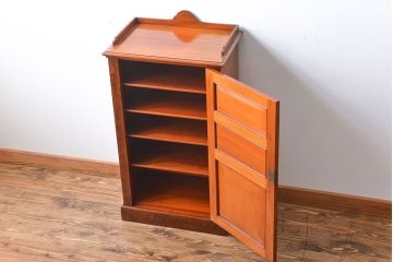 アンティーク家具　イギリスアンティーク　マホガニー材　小振りなキャビネット