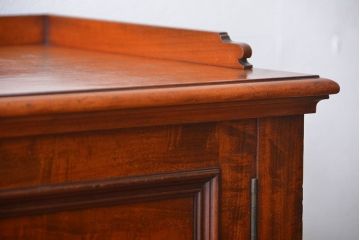 アンティーク家具　イギリスアンティーク　マホガニー材　小振りなキャビネット