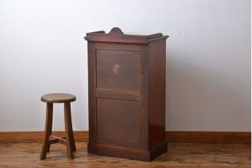 アンティーク家具　イギリスアンティーク　マホガニー材　小振りなキャビネット