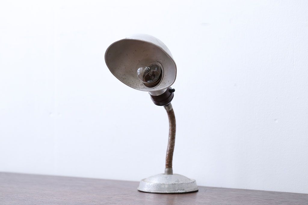 昭和レトロ　アルミシェード卓上スタンドランプ