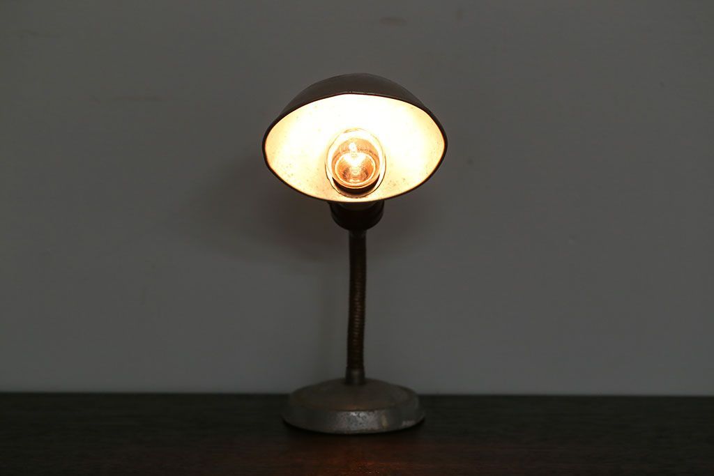 昭和レトロ　アルミシェード卓上スタンドランプ