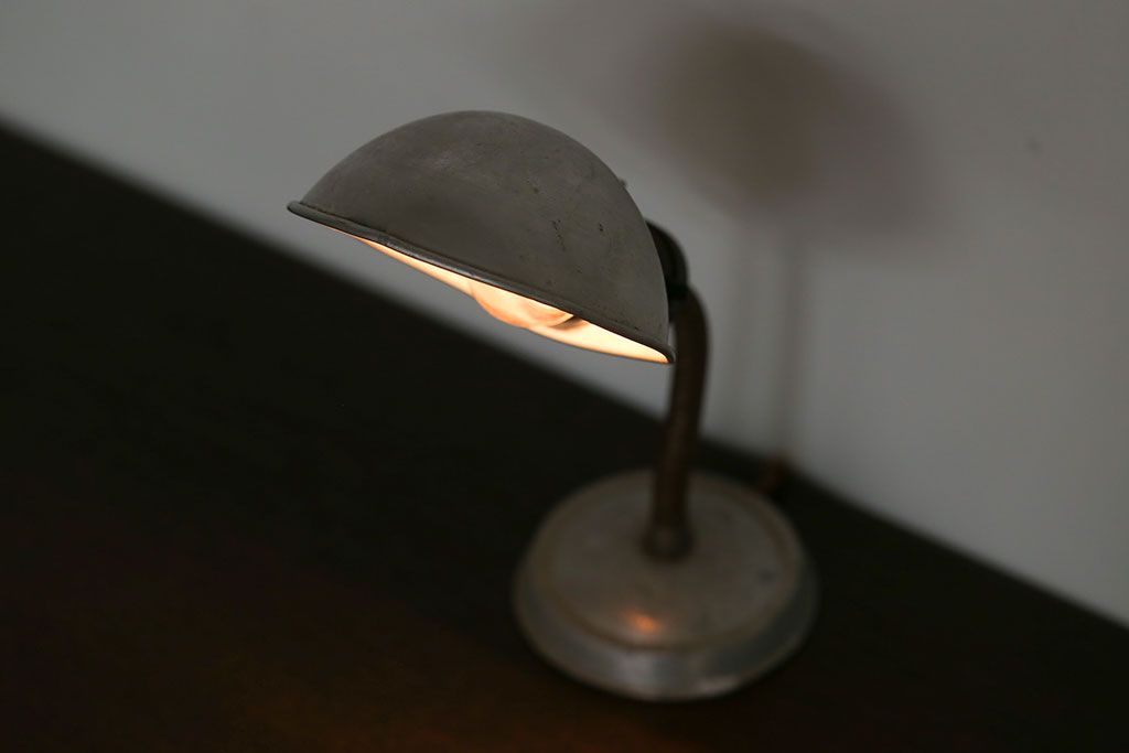 昭和レトロ　アルミシェード卓上スタンドランプ