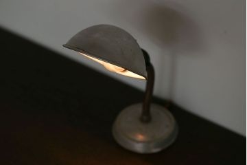 昭和レトロ　アルミシェード卓上スタンドランプ