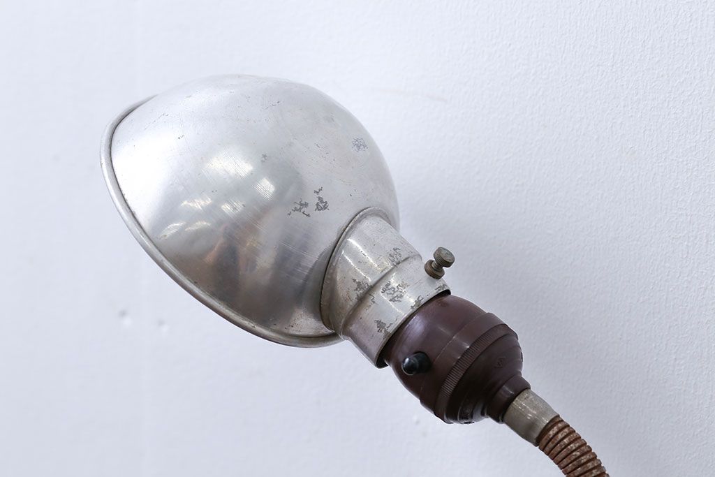 昭和レトロ　アルミシェード卓上スタンドランプ