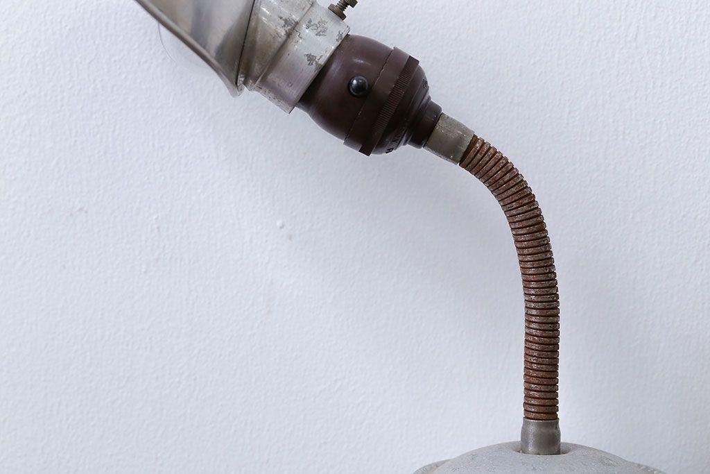 昭和レトロ　アルミシェード卓上スタンドランプ