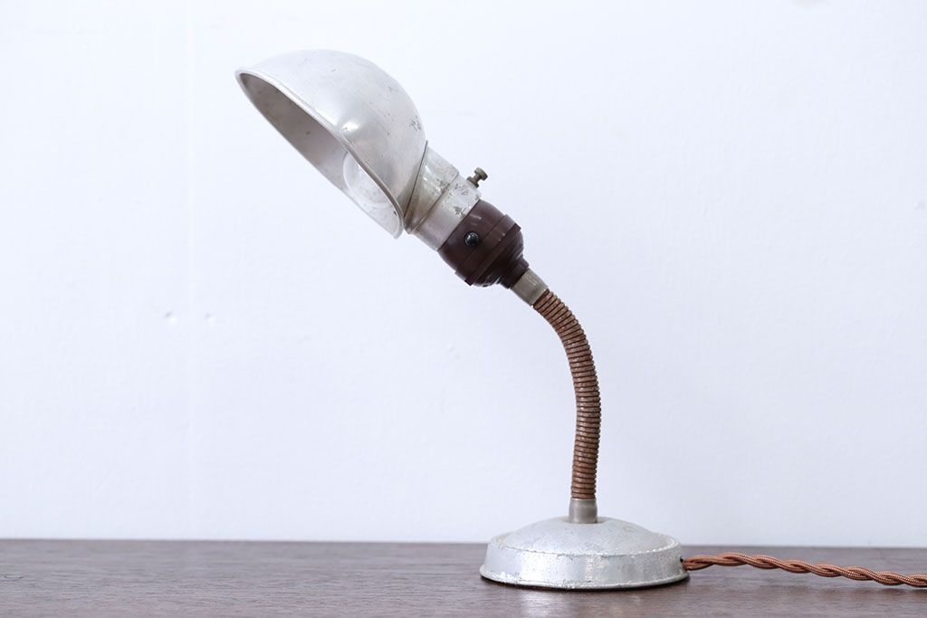 昭和レトロ　アルミシェード卓上スタンドランプ
