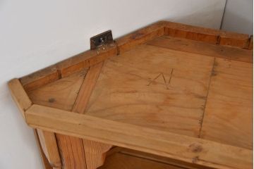 アンティーク家具　イギリスアンティーク　パイン材　壁掛けコーナーキャビネット