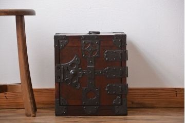 アンティーク家具　古民具・骨董　小振りな船箪笥(掛硯型、懸硯型、舟箪笥)