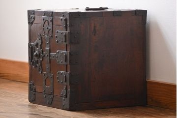 アンティーク家具　古民具・骨董　小振りな船箪笥(掛硯型、懸硯型、舟箪笥)