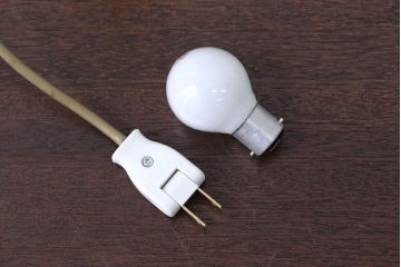 イギリスアンティーク　豪華な真鍮製テーブルスタンド
