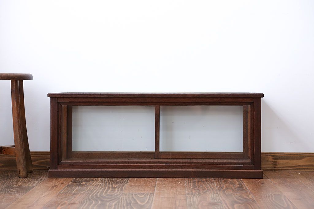 アンティーク家具　アンティーク　小振りな横長ガラスケース