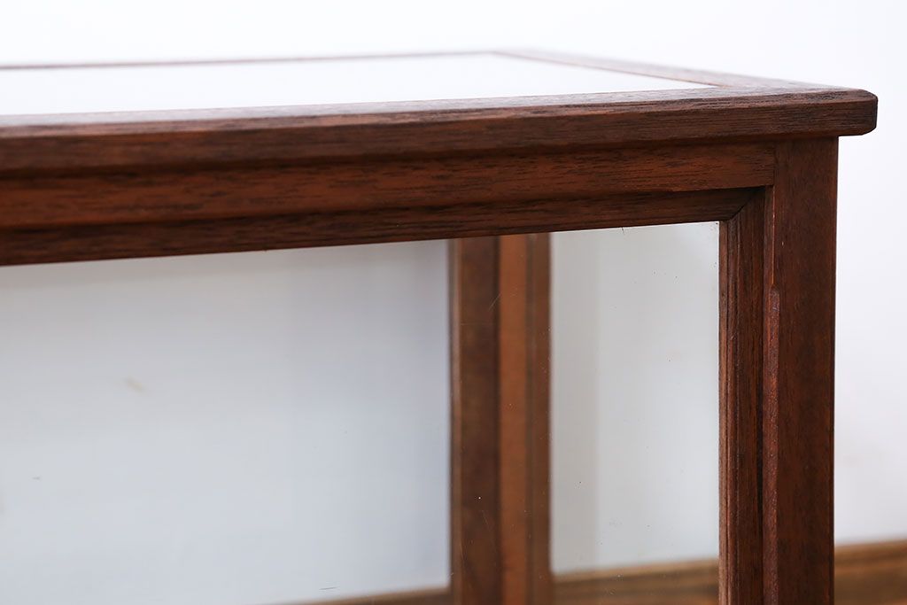 アンティーク家具　アンティーク　小振りな横長ガラスケース