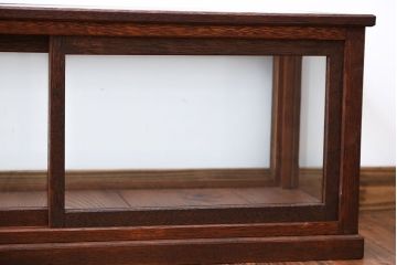 アンティーク家具　アンティーク　小振りな横長ガラスケース