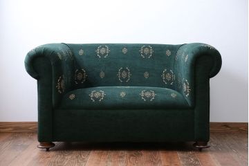 アンティーク家具　イギリスアンティーク　ラグジュアリー感溢れる上品なソファ