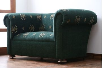 アンティーク家具　イギリスアンティーク　ラグジュアリー感溢れる上品なソファ