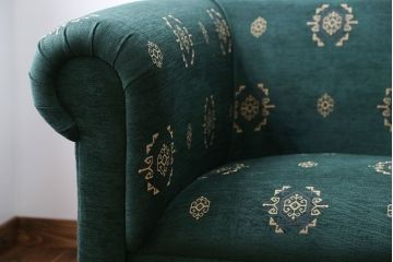 アンティーク家具　イギリスアンティーク　ラグジュアリー感溢れる上品なソファ