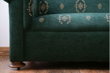 アンティーク家具　イギリスアンティーク　ラグジュアリー感溢れる上品なソファ