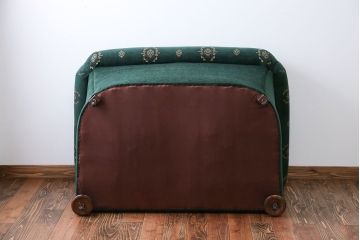 アンティーク家具　イギリスアンティーク　ラグジュアリー感溢れる上品なソファ