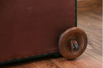 アンティーク家具　イギリスアンティーク　ラグジュアリー感溢れる上品なソファ