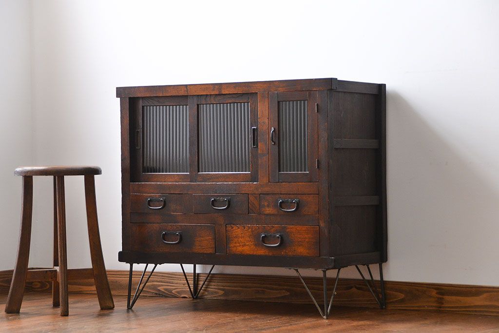 アンティーク家具　アンティーク　味わい深い鉄脚戸棚