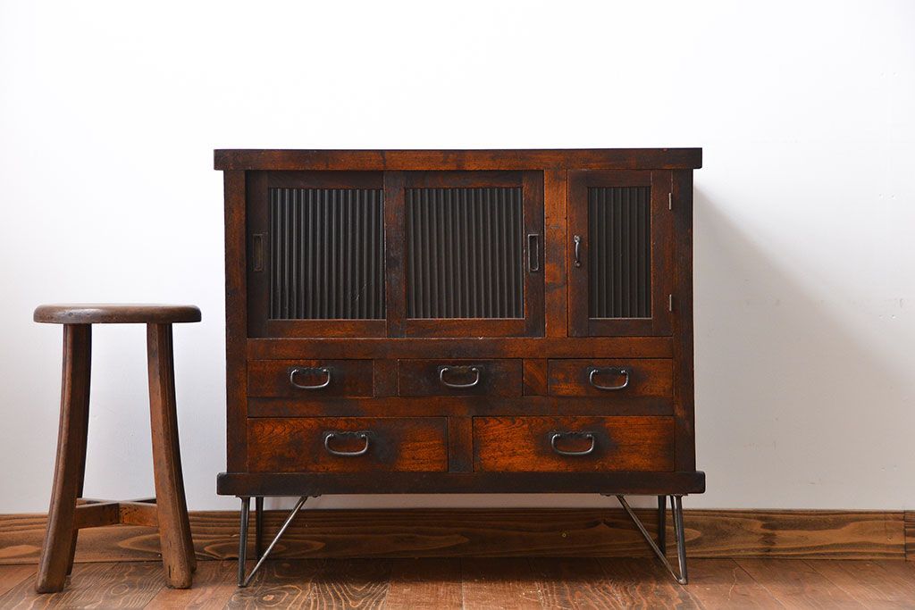 アンティーク家具　アンティーク　味わい深い鉄脚戸棚