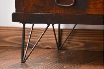 アンティーク家具　アンティーク　味わい深い鉄脚戸棚