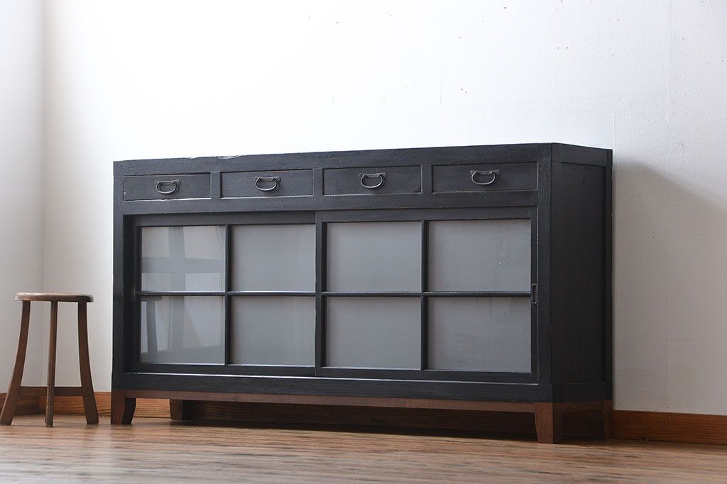 アンティーク家具　和製アンティーク　大正期　艶消しブラックペイント　脚付き収納棚