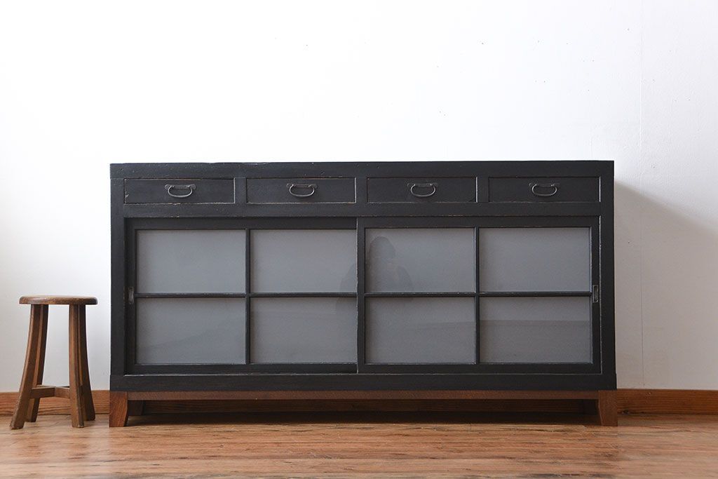 アンティーク家具　和製アンティーク　大正期　艶消しブラックペイント　脚付き収納棚